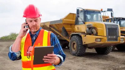 Construction-man-with-tablet-and-phone